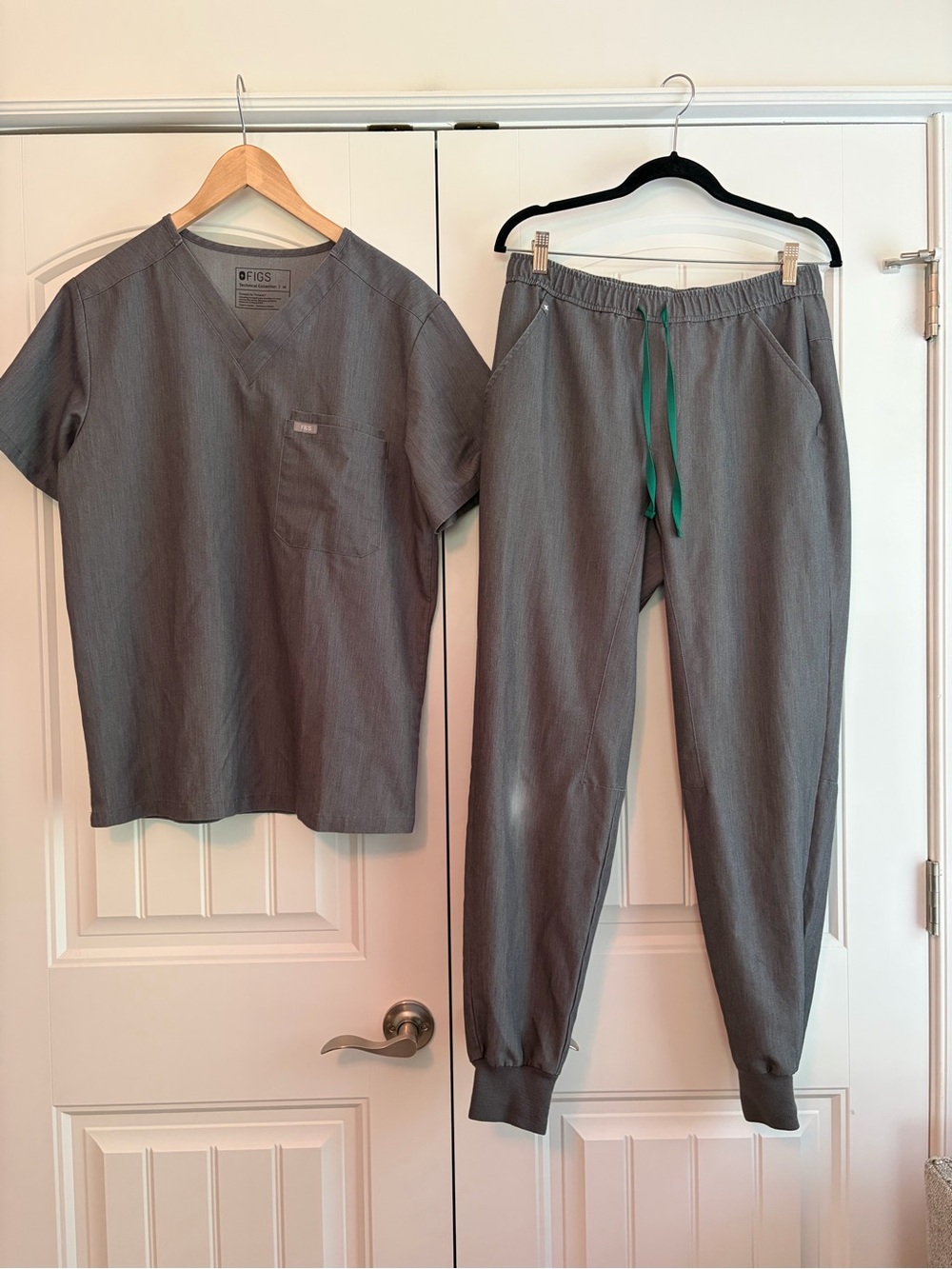 Figs Men's 2 Piece Jogger and Short Sleeve Shirt Set Scrubs Gray Size M